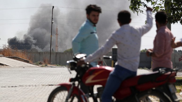 Fumo de uma área atingida pelos ataques aéreos turcos, na zona norte da Síria