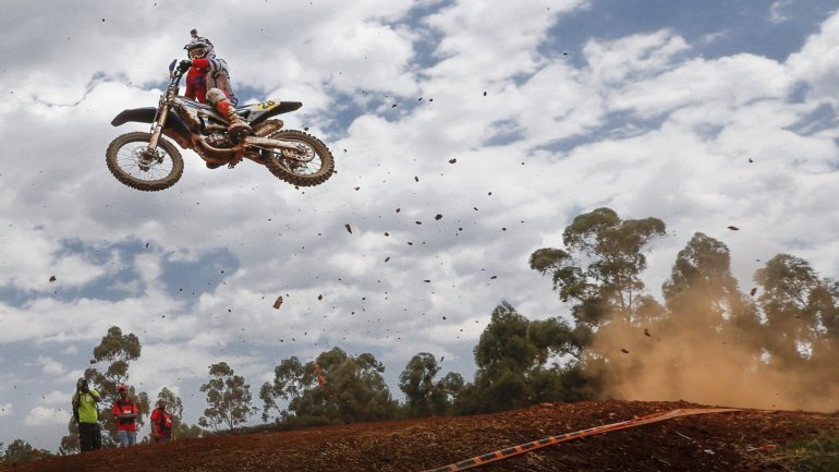 Imagem de uma prova de motocross no Quénia