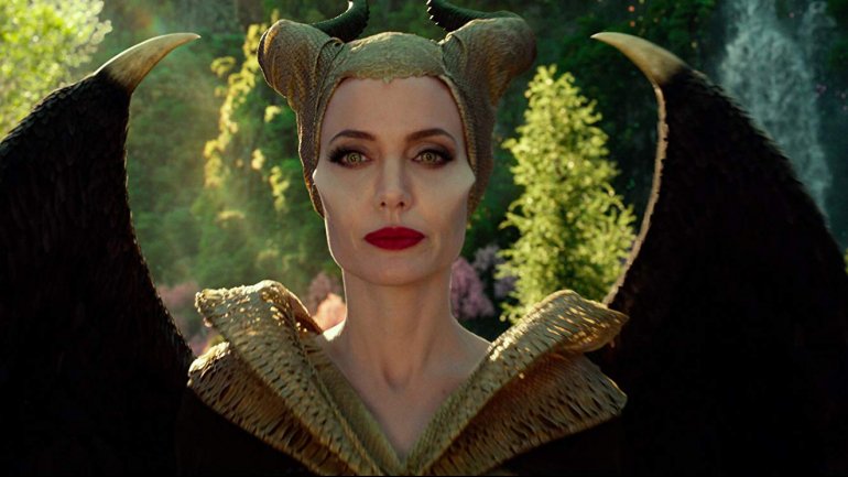 Angelina Jolie em &quot;Maléfica: Mestre do Mal&quot;, mais plastificada e artificial do que no primeiro filme