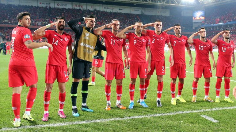 Vários jogadores turcos fizeram a saudação militar nos jogos de qualificação para o Euro2020 contra a Albânia, em 11 de outubro de 2019, e contra a França, em 14 de outubro