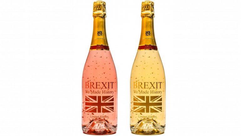 A garrafa de espumante está decorada com a Union Jack e as palavras &quot;Brexit, fizemos história&quot;