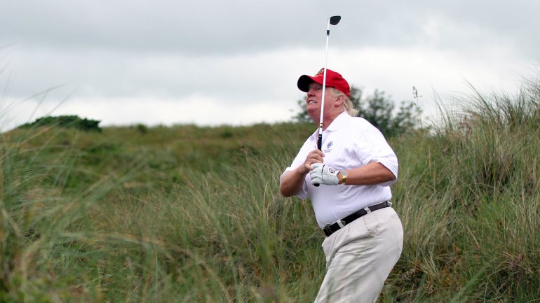 Trump tem um resort de golfe e também joga