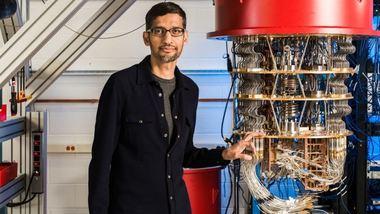 O CEO da Google, Sundar Pichai, com um computador quântico da Google, no laboratório de Santa Bárbara