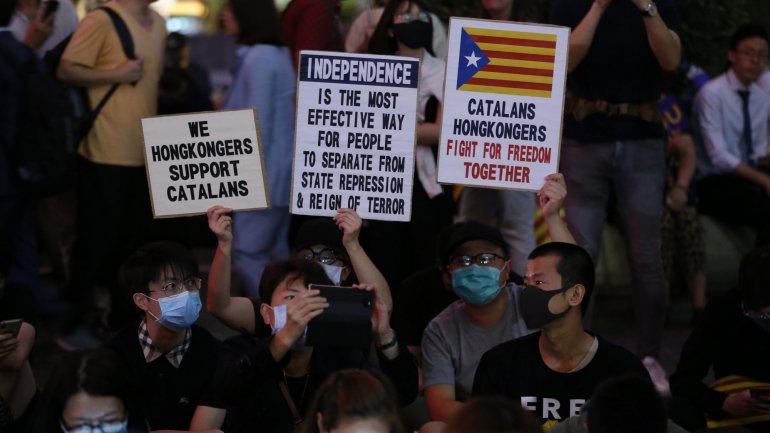 Os manifestantes erguiam cartazes onde se podiam ler mensagens de apoio aos catalães