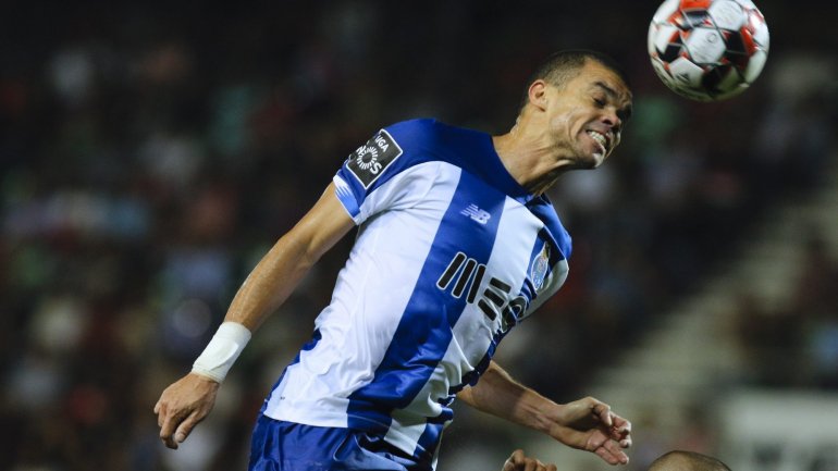 Pepe marcou um golo caricato de costas para a baliza mas minimizou estragos do FC Porto na deslocação à Madeira