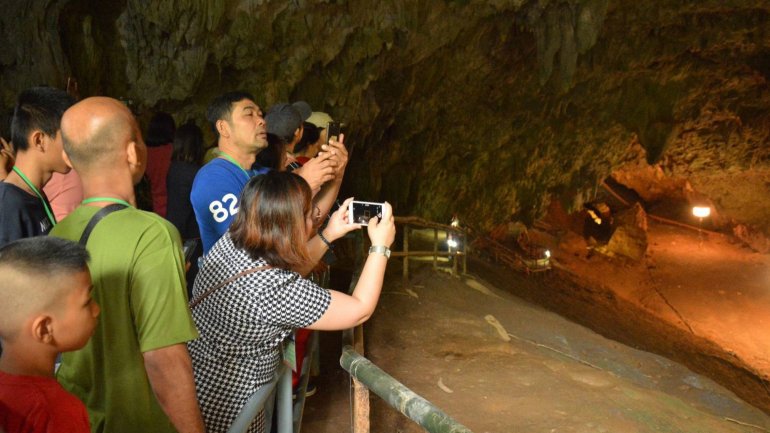 Grupos de 25 ou de 30 pessoas podem aceder ao interior da caverna principal, com um máximo de 2.000 pessoas por dia