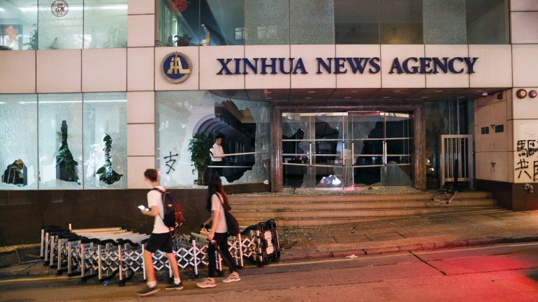 A própria Xinhua emitiu uma declaração, condenado com veemência os &quot;comportamentos selvagens dos 'amotinados' que vandalizaram e atearam fogo ao edifício&quot; localizado em Wan Chai