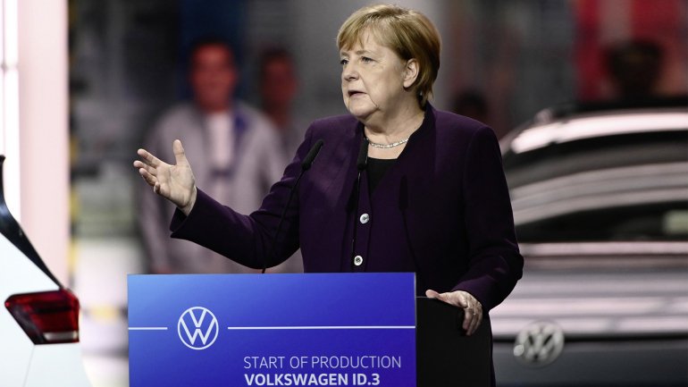 Promover uma rápida transição para a mobilidade eléctrica exigirá compromissos de diferentes partes. &quot;Estamos preparados para fazer grandes esforços&quot;, garantiu Angela Merkel em Zwickau, onde a chanceler assistiu à entrada em produção em série do novo Volkswagen ID.3