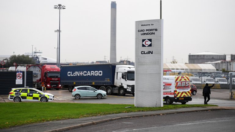 As autoridades fecharam a autoestrada A350, junto a um cruzamento com a estrada M4, em Chippenham e intercetaram o camião