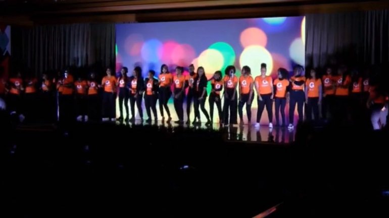 Em palco estiveram 34 jovens que integram a Girl Move Academy, que promove a formação, desenvolvimento pessoal e de carreira de cerca de 30 jovens moçambicanas licenciadas