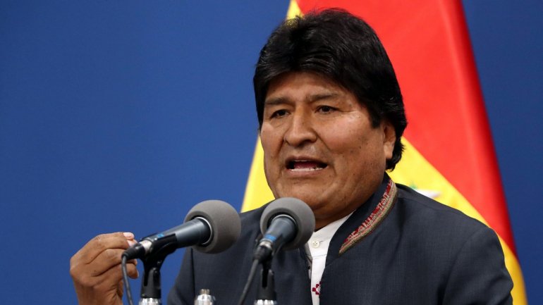 Evo Morales e o seu vice Álvaro García Linera afirmam que renunciaram para acabar com a violência sobre a população