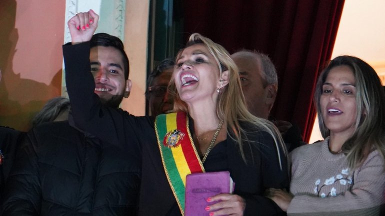 Jeanine Áñez felicita os apoiantes depois de se autoproclamar presidente interina da Bolívia