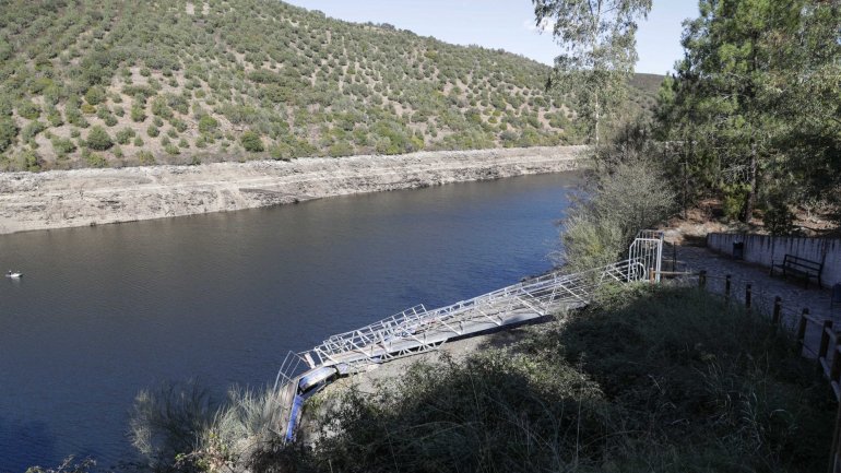 O nível da água na barragem de Cedillo desceu abaixo da média este ano para permitir que Espanha cumprisse os caudais acordados com Portugal para o rio Tejo