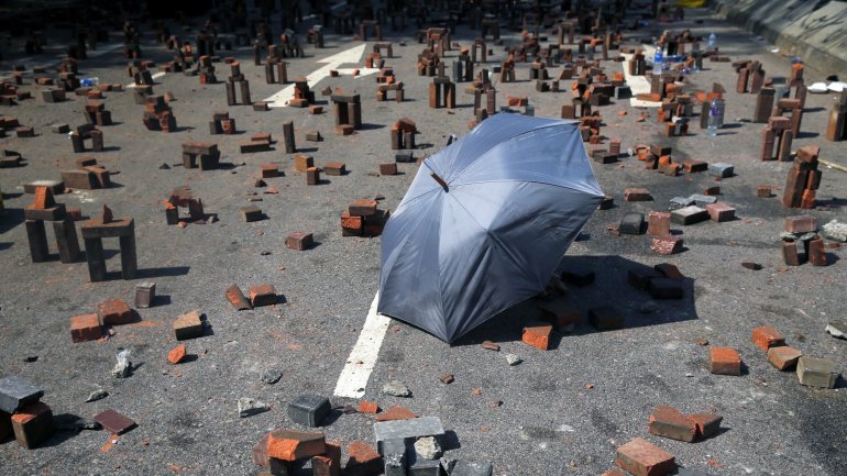 Manifestações pró-democracia deixaram para trás um rasto de destroços.