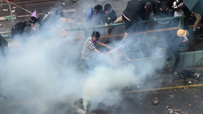 A polícia lançou gás lacrimogéneo sobre os manifestantes que tentaram sair da universidade