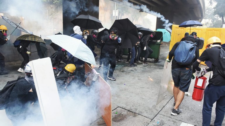 Cerca de 500 pessoas continuam barricadas na Universidade Politécnica de Hong Kong