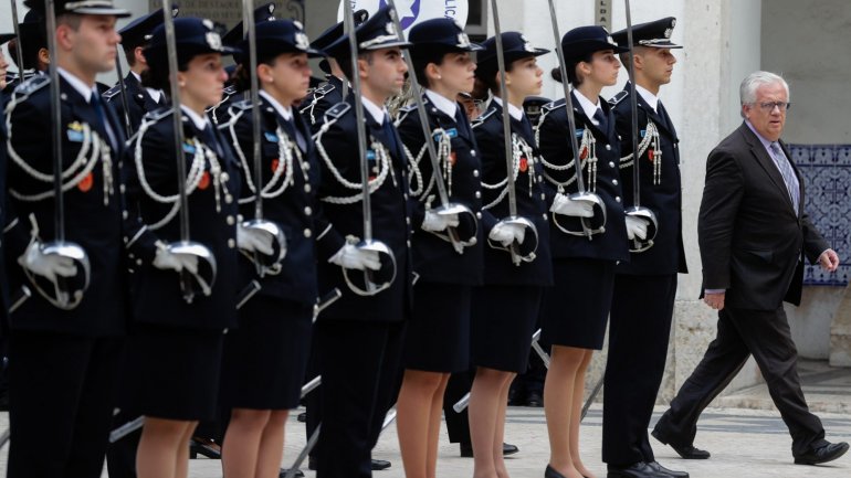 Na Polónia o primeiro ordenado de um polícia é de cerca de 1.150 euros, havendo promoções a cada seis anos