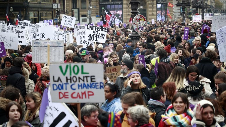 &quot;Daqui a 32 feminicídios será Natal&quot;, &quot;Rompamos o Silêncio, Não as Mulheres&quot; ou &quot;Pátria Indiferente a Mulheres Assassinadas&quot; eram alguns dos cartazes que os manifestantes levavam nas manifestações que decorreram em várias cidades francesas.