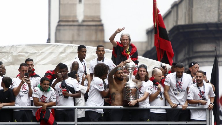 Jorge Jesus no cortejo que atravessou as ruas do Rio de Janeiro este domingo, com milhões de adeptos do Flamengo ao rubro