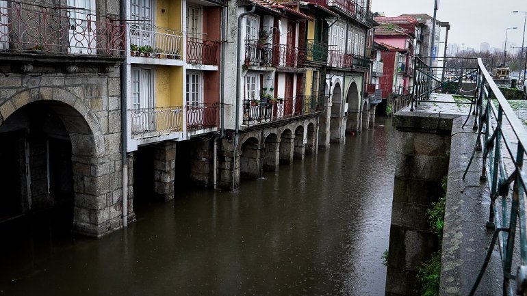As cheias que estão a atingir a zona ribeirinha do Porto são as piores de 2006