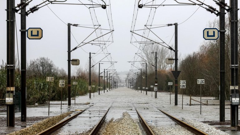 Circulação de comboios continua suspensa entre Alfarelos e Verride