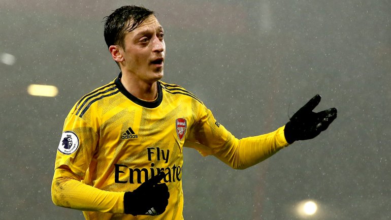 Özil voltou às opções iniciais do Arsenal na estreia de Arteta mas gunners voltaram a não ganhar (uma vitória nos últimos 11 jogos)