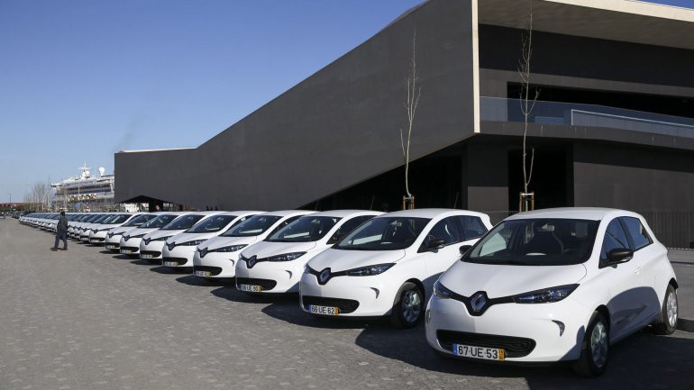 Em 2018 venderam-se mais de 8.000 veículos elétricos e este ano até final de novembro mais de 11 mil veículos elétricos entraram no mercado português, segundo o ministro do ambiente