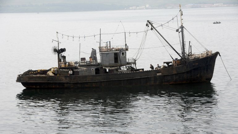 Os barcos de pesca da Coreia do Norte são antigos e têm equipamentos pouco atualizados, o que facilita situações em que as tripulações se perdem no mar
