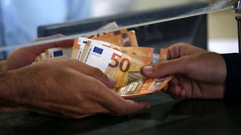 Em 21 de novembro, o aumento do salário mínimo foi publicado em Diário da República, após ter sido aprovado em Conselho de Ministros