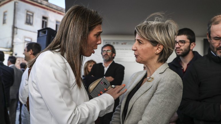 Ana Rita Cavaco conversa com a Ministra da Saúde, Marta Temido (à direita)