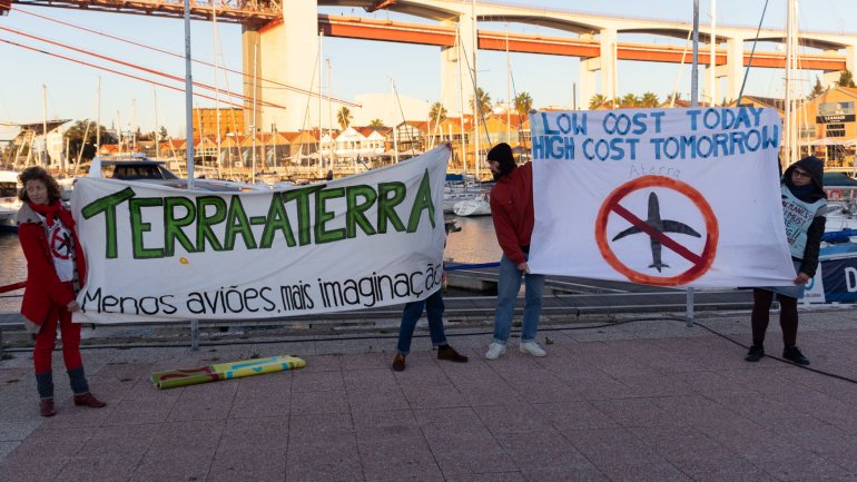 Manifestações anti-aviação na Doca de Santo Amaro, à chegada de Greta Thunberg a Lisboa