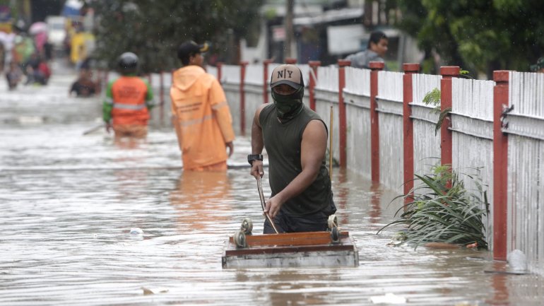 As chuvas torrenciais e a subida dos rios submergiram pelo menos 169 bairros