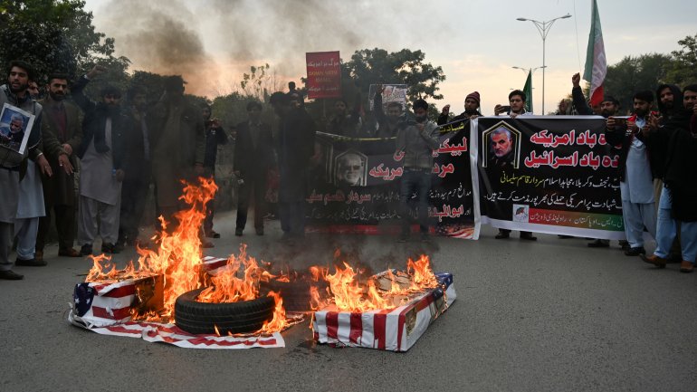 Manifestantes queimam bandeiras dos EUA durante um protesto após o ataque aéreo que matou o general Qasem Soleimani no Iraque