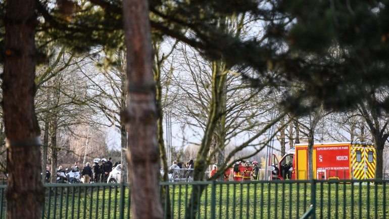 Um homem esfaqueou &quot;várias pessoas&quot; esta sexta-feira num parque, perto de Paris, e foi abatido pela polícia