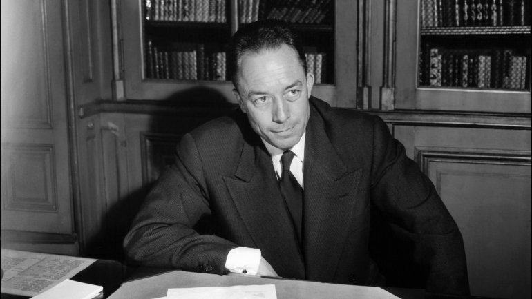 Albert Camus nasceu na Argélia a 7 de novembro de 1913 e morreu a 4 de janeiro de 1960 em Villeblevin, França