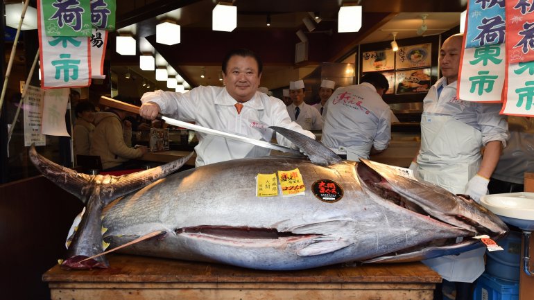 O japonês Kiyoshi Kimura, que se intitula o &quot;Rei do Atum&quot;, pagou quase 1,6 milhões de euros por um atum de 276 quilos
