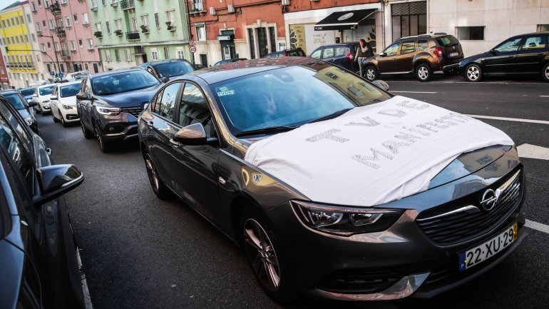 Esta segunda-feira mais de uma centena de condutores de TVDE fizeram uma marcha lenta até a um dos escritórios da Uber
