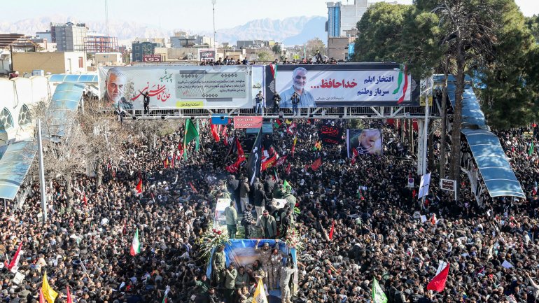 Vários milhares de pessoas reuniram-se esta terça-feira em Kerman, a sua cidade-natal, para o enterro do general Soleimani