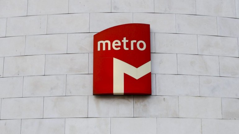 A Linha Vermelha do Metro liga as estações de S. Sebastião e do Aeroporto