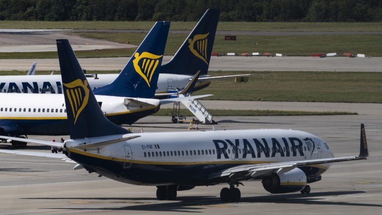 Os 55 tripulantes de cabine que se mantêm, todos dos quadros da Ryanair, &quot;foram coagidos pela companhia aérea a assinar uma adenda ao seu contrato, em que abdicavam de subsídios e retroativos até novembro de 2018&quot;, escreveu o sindicato