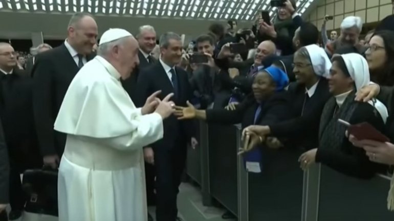 A brincadeira acontece depois de, no dia 31 de dezembro, o Papa Francisco ter reagido de forma agressiva perante uma mulher que o agarrou na Praça de São Pedro