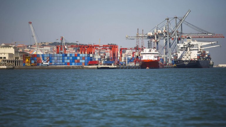 O INE realça ainda os decréscimos nas exportações e importações de fornecimentos industriais