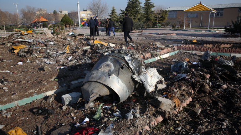 O voo 752 da companhia aérea ucraniana, onde seguiam 176 pessoas, caiu esta quarta-feira perto de Teerão, no Irão