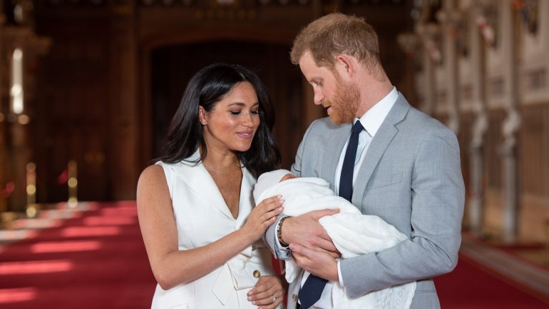 Família real está a trabalhar para encontrar uma &quot;solução viável&quot; após anúncio de que Meghan e Harry iam deixar de ser &quot;membros sénior&quot; da família real