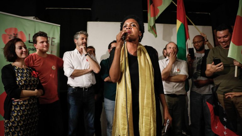 Joacine Katar Moreira na noite das eleições legislativas junto de alguns membros do Livre, depois de saber que tinha conseguido ser eleita.