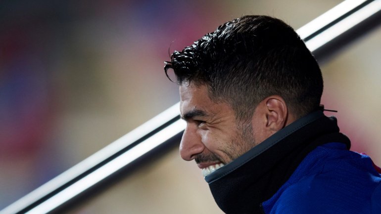 Suárez foi operado com sucesso este domingo, em Barcelona, a uma lesão no menisco externo do joelho direito