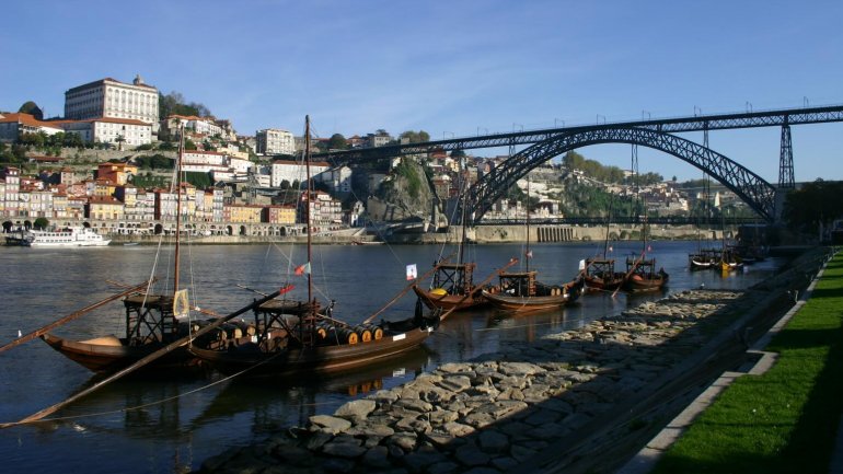 No concelho de Mesão Frio existe a aldeia de Barqueiros, onde se instalaram muitos dos homens que levavam os barcos rabelo desde o Douro até ao Porto