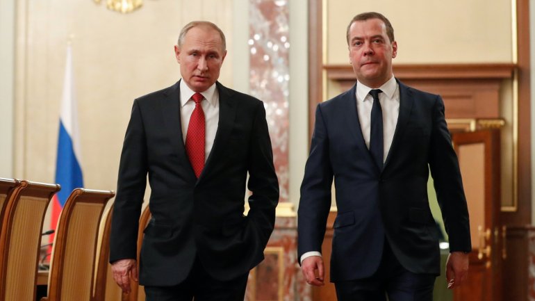 Primeiro-ministro demissionário da Rússia, Dimitri Medvedev, junto a Vladimir Putin na reunião de quarta-feira