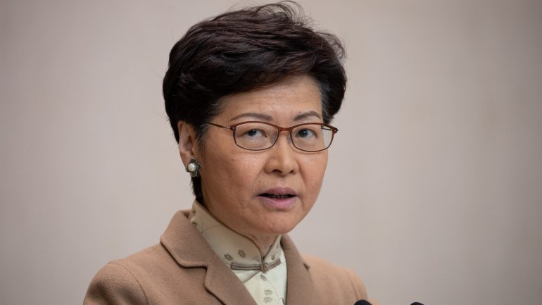 As promessas da líder foram interpretadas como um apelo à manutenção da paz e da ordem em Hong Kong