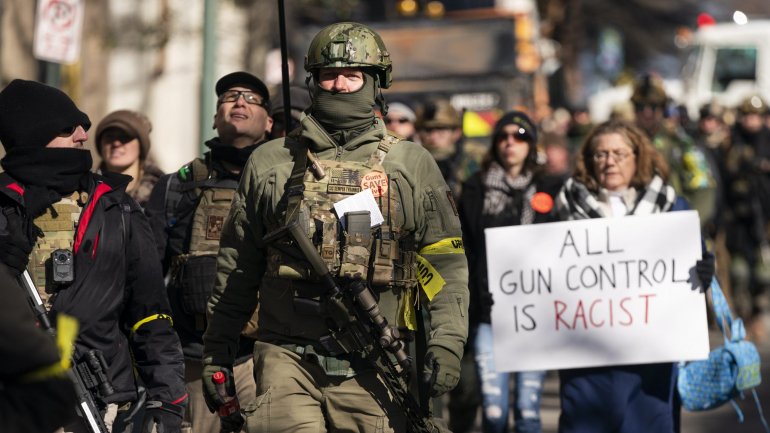 &quot;As armas salvam vidas&quot;, lia-se num dos cartazes empunhados por manifestantes